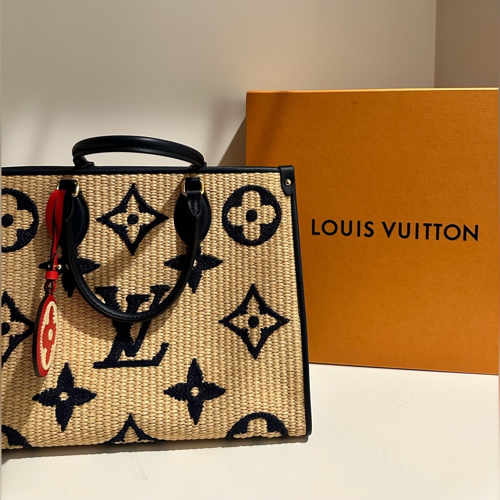 Louis Vuitton: Raffia Giant OntheGo MM Monogram Bag